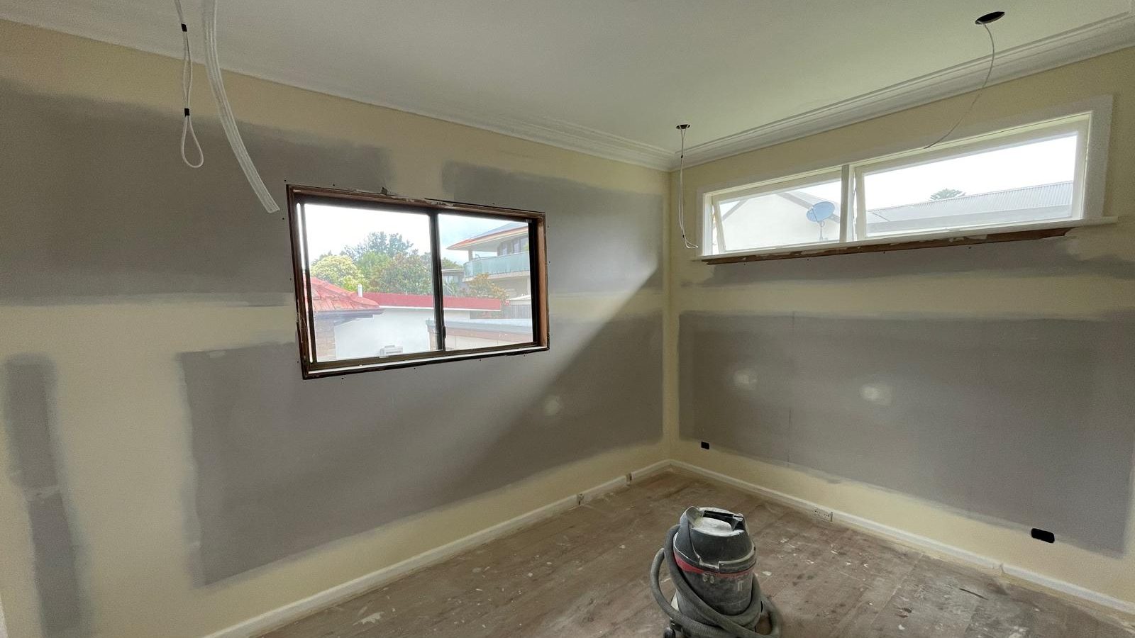 Bedroom with the wall joints set in wide coats around the windows and the ceiling finished above