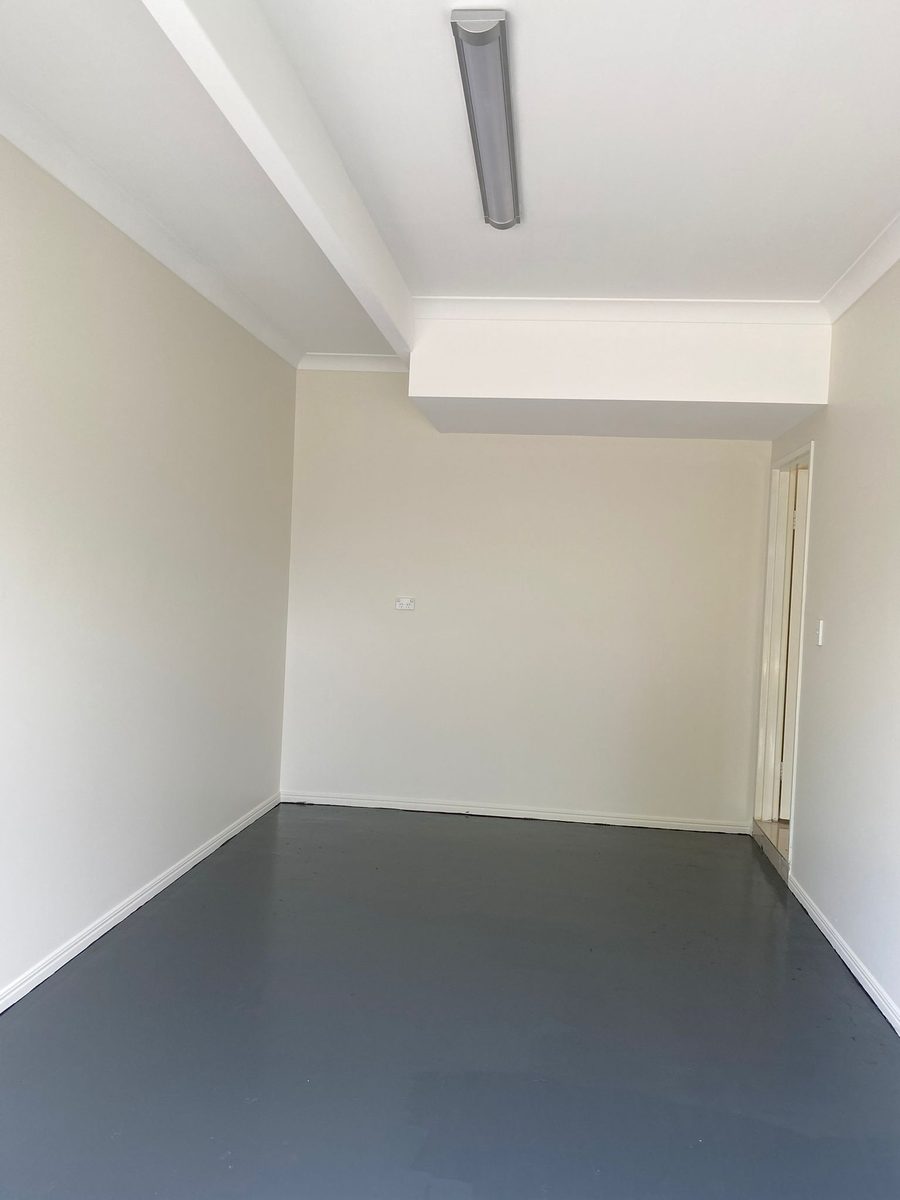 Room finished with a bulkhead set over a recess and the cornice run around the ceiling